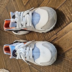 Boys Nike Huaraches Size 4